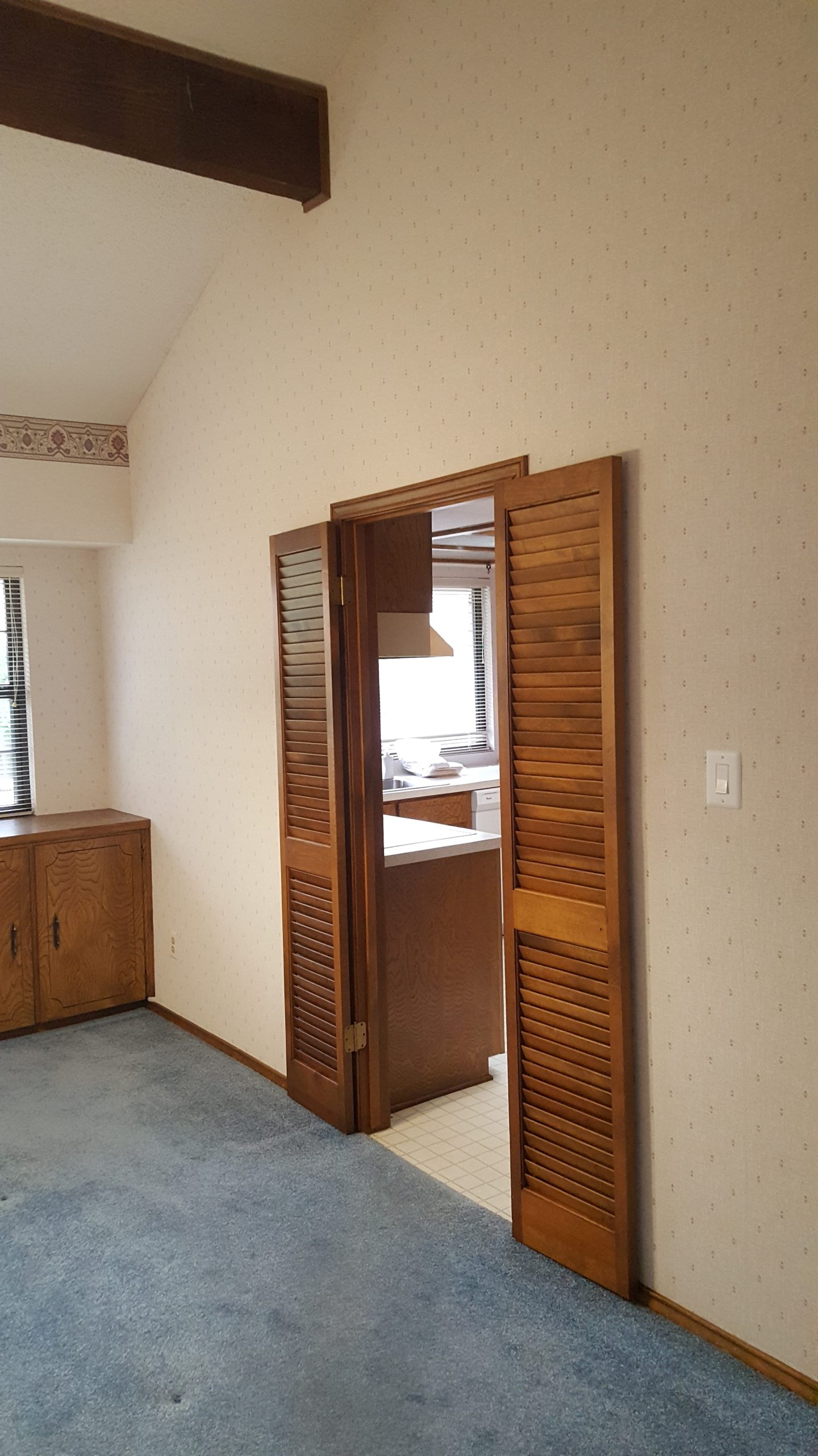 dining room looking to kitchen